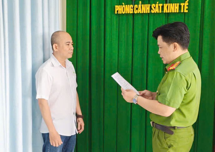 Đọc lệnh khởi tố