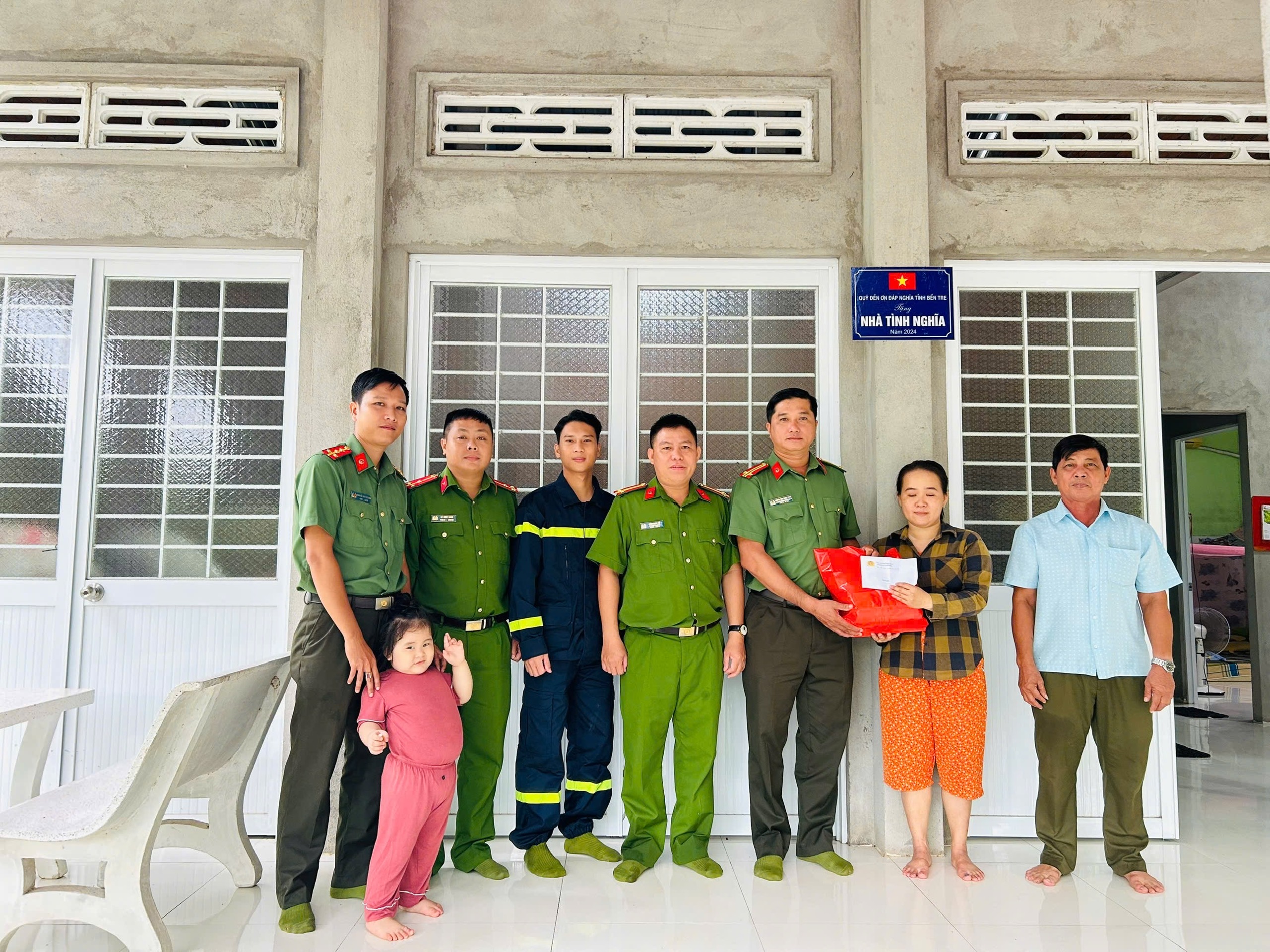 Đội Chữa cháy và CNCH khu vực 10 phối hợp Công an xã Quới Điền thăm, tặng quà các gia đình liệt sĩ CAND trên địa bàn xã
