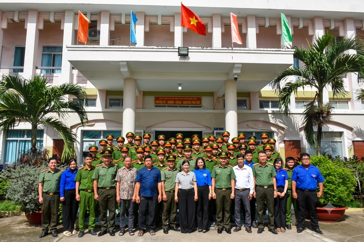 Đội hình hành quân xanh chụp ảnh lưu niệm cùng chính quyền địa phương và hộ nuôi quân