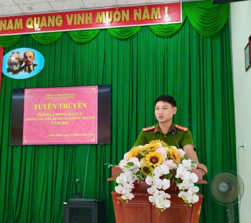 Đồng chí Đại uý Nguyễn Thành Đạt tuyên truyền trực tiếp phòng, chống ma tuý cho học sinh, thanh thiếu niên trên địa bàn