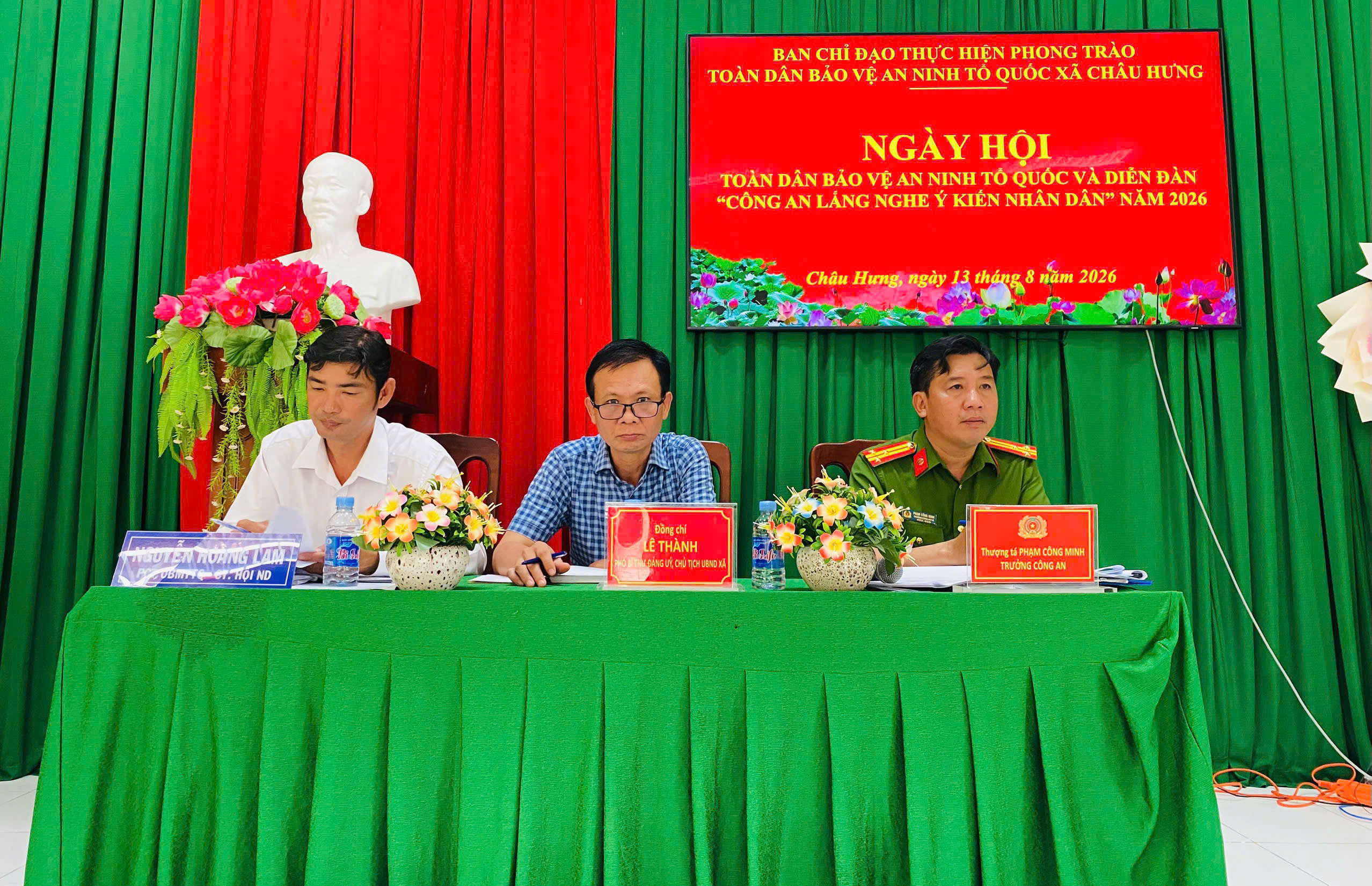 Đồng chí Lê Thành cùng các đồng chí trong Ban Chỉ đạo chủ trì hội nghịị