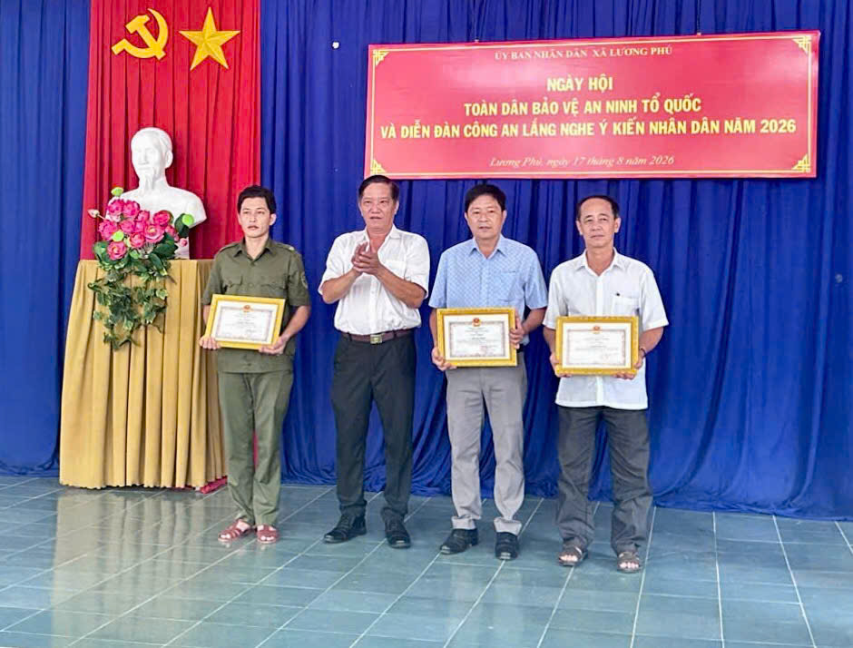 Đồng chí Nguyễn Thái Hùng Phó Bí thư Đảng Ủy, Chủ tịch UBND xã trao khen thưởng cho các cá nhân