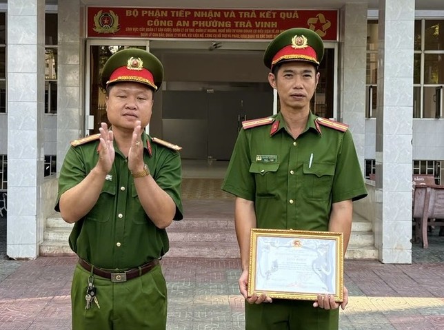 Đồng chí thiếu tá Nguyễn Tuấn Anh, cán bộ Tổ Cảnh sát PCTP nhận khen thưởng về thành tích đột xuất gương mẫu t