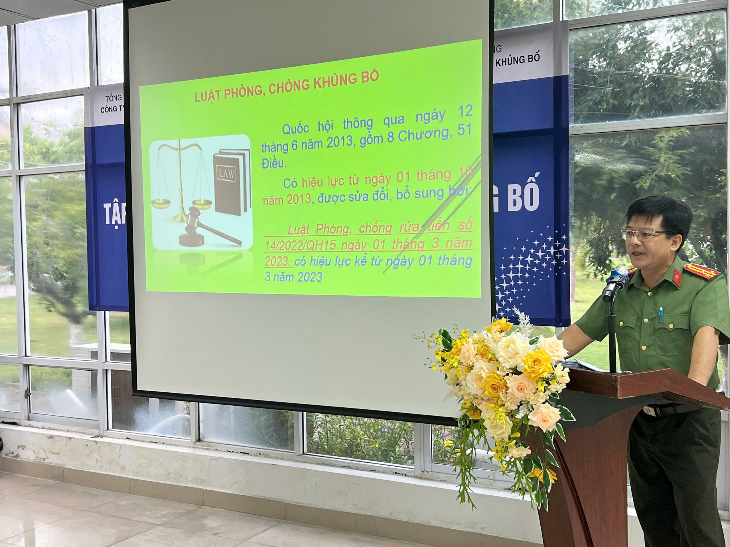 Đồng chí Thượng tá Trần Văn Mười Một Phó Trưởng phòng An ninh nội địa quán triệt các chuyên đề tại Hội nghị