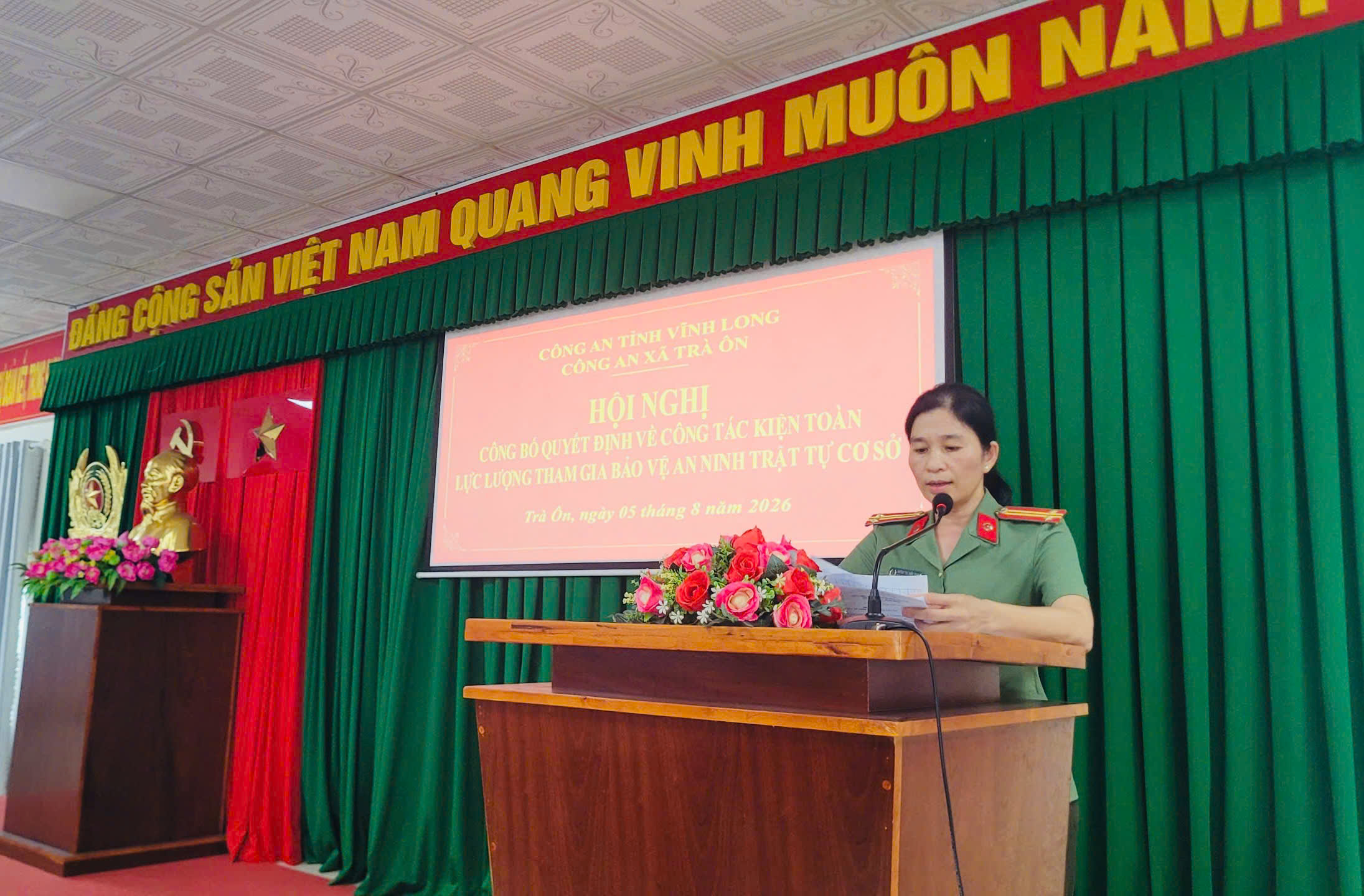 Đồng chí Trung tá Huỳnh Thị Thùy Trang Phó TCAX phát biểu