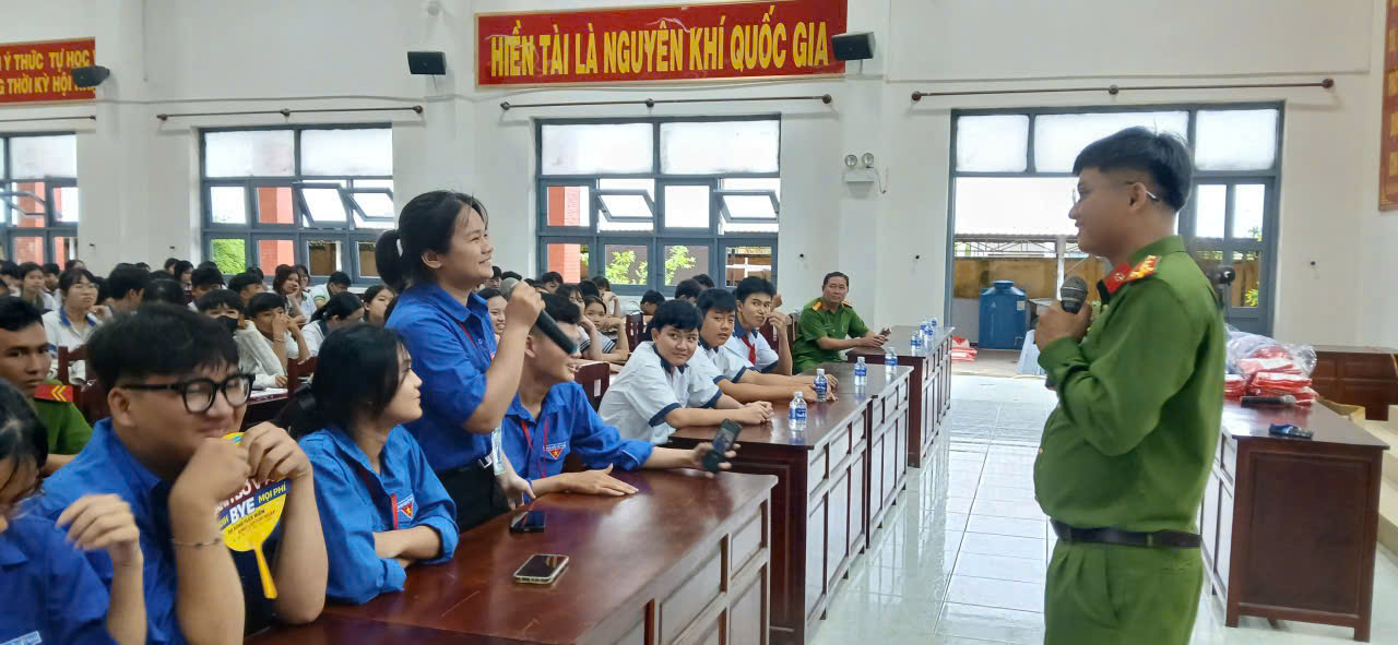 Giải đáp vướng mắc của học sinh, đoàn viên thanh niên