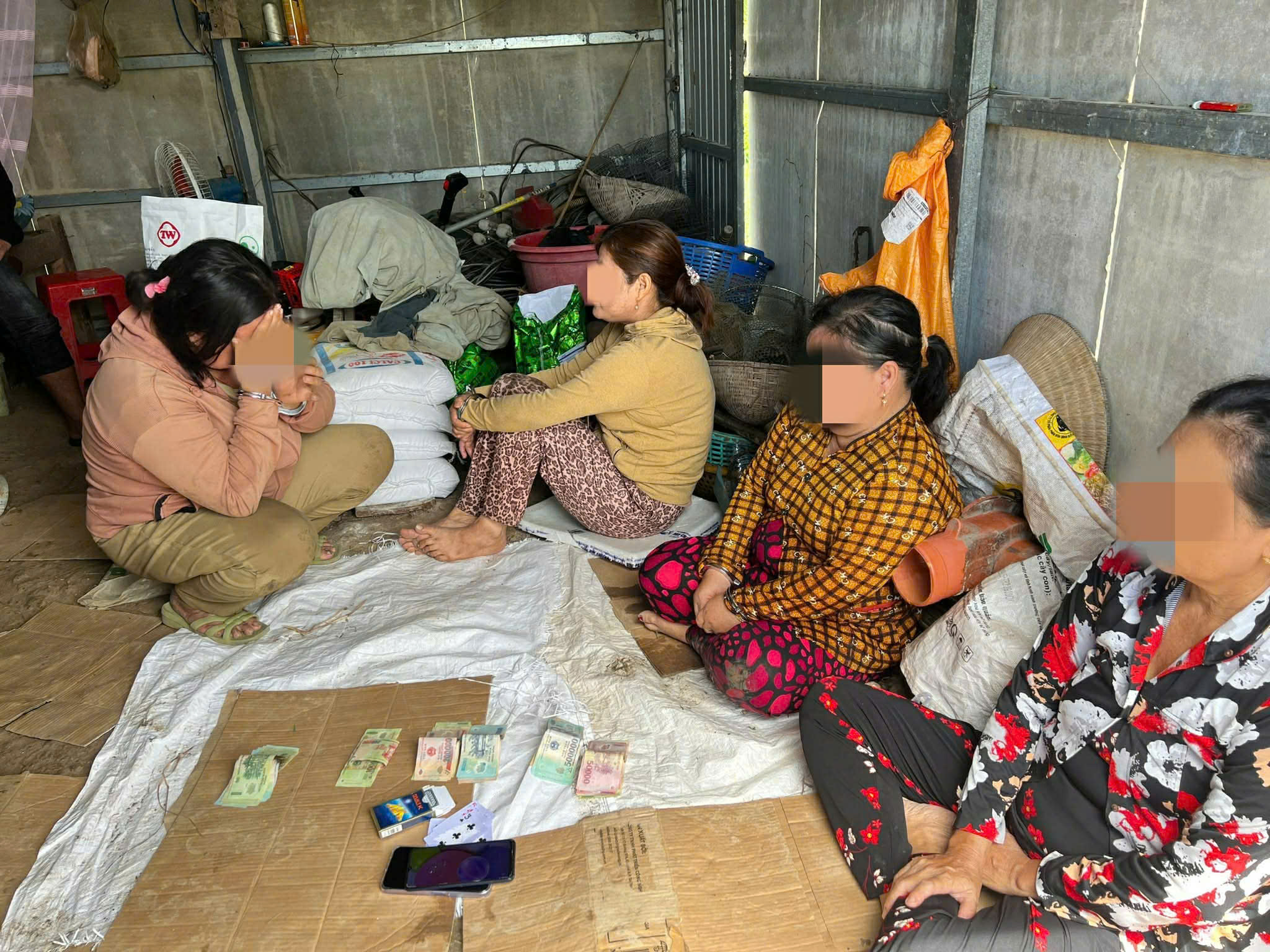 Hiện trường các đối tượng tham gia đánh bạc trái phép