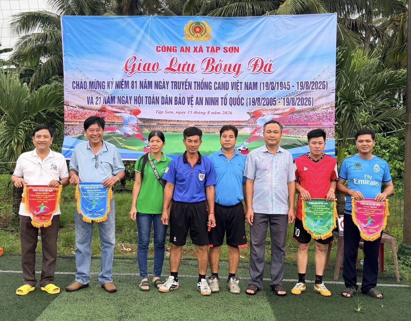 Hình 2 Ban Tổ chức trao tặng cờ lưu niệm