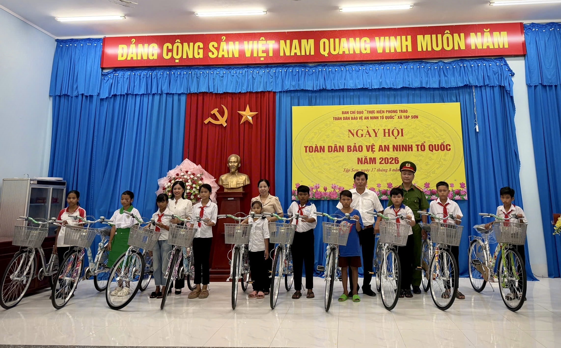 Hình 5 trao tặng xe đạp