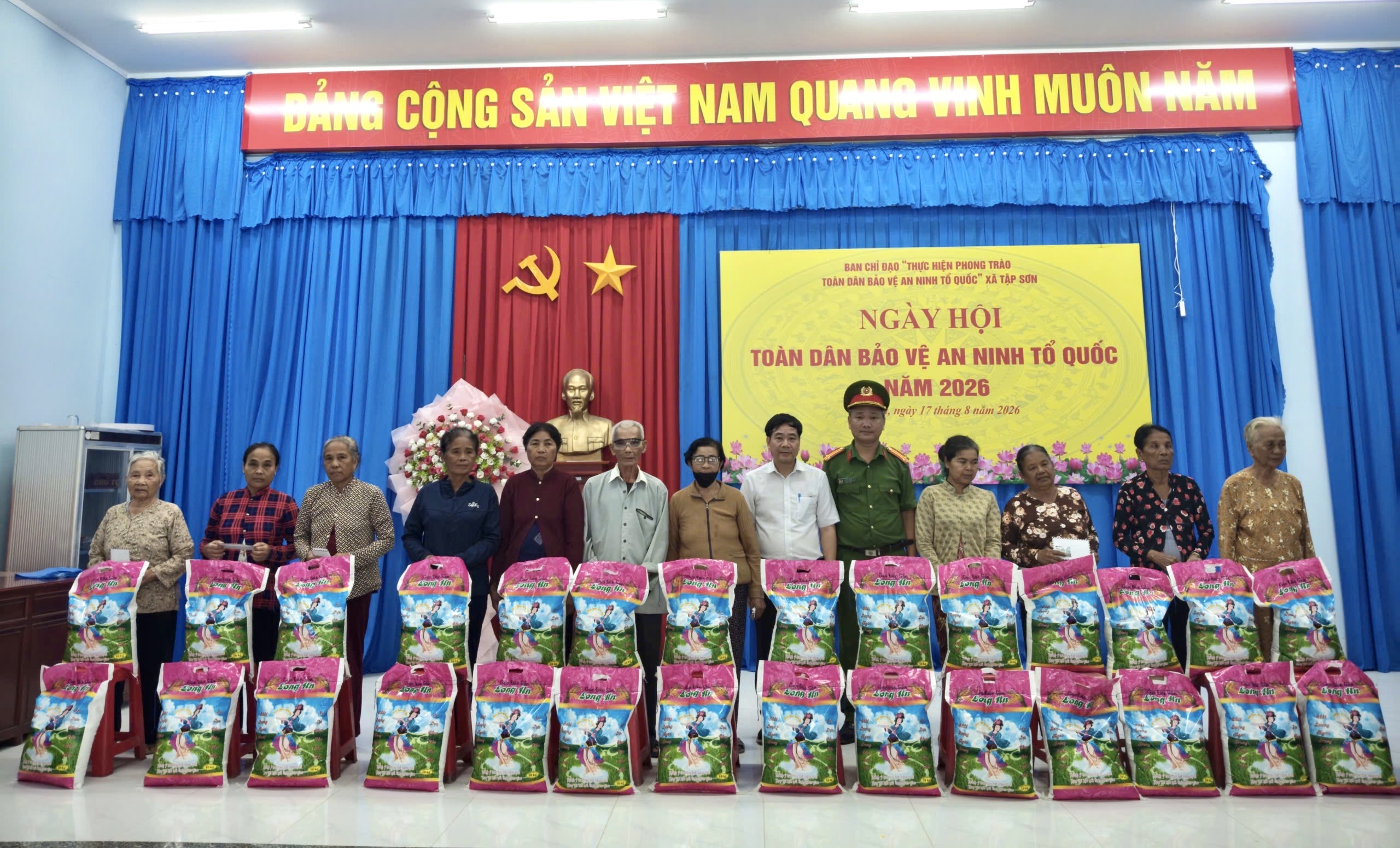 Hình 6 trao tặng phần quà