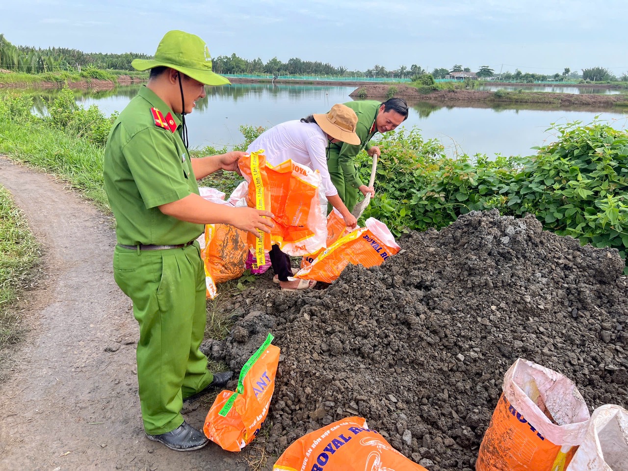 Hình ảnh chién sĩ CAX Long Vĩnh tích tực chung tay vì cộng đồng