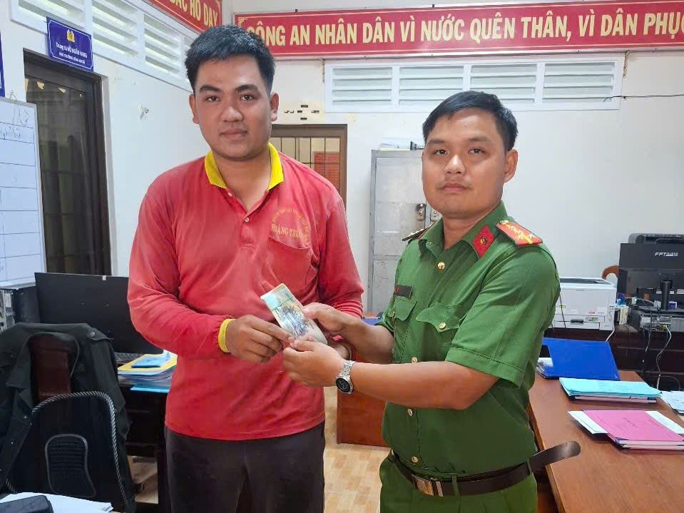hình ảnh công dân giao tài sản phát hiện được