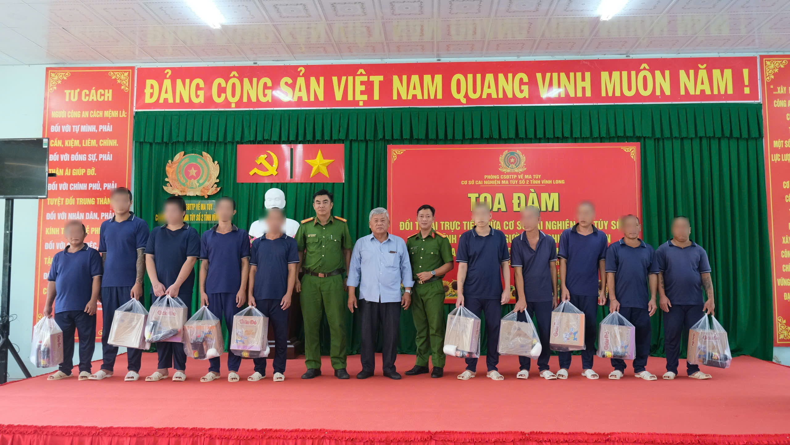 Học viên nhận quà