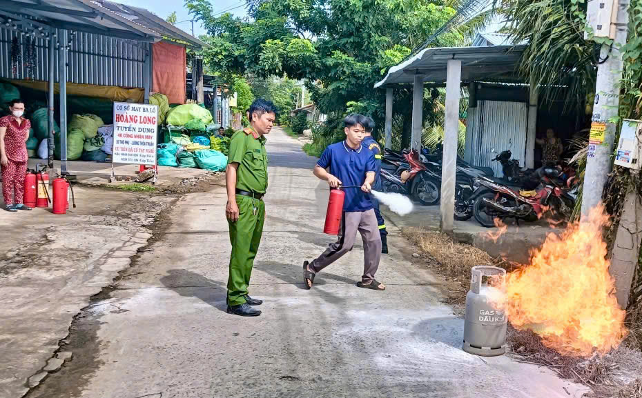 Học viên thực hành sử dụng bình chữa cháy xách tay