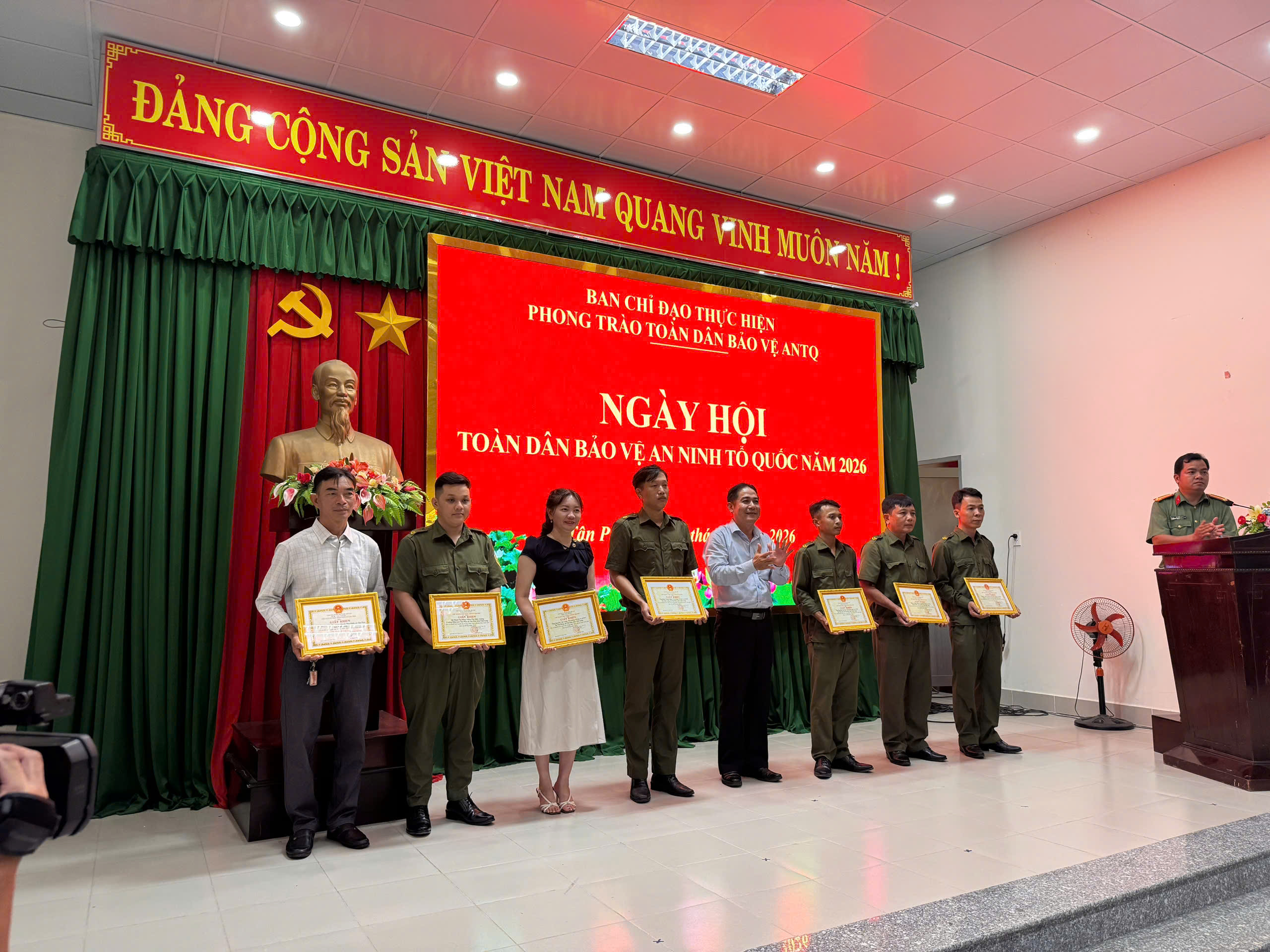 KHEN THƯỞNG