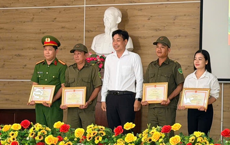 khen thưởng
