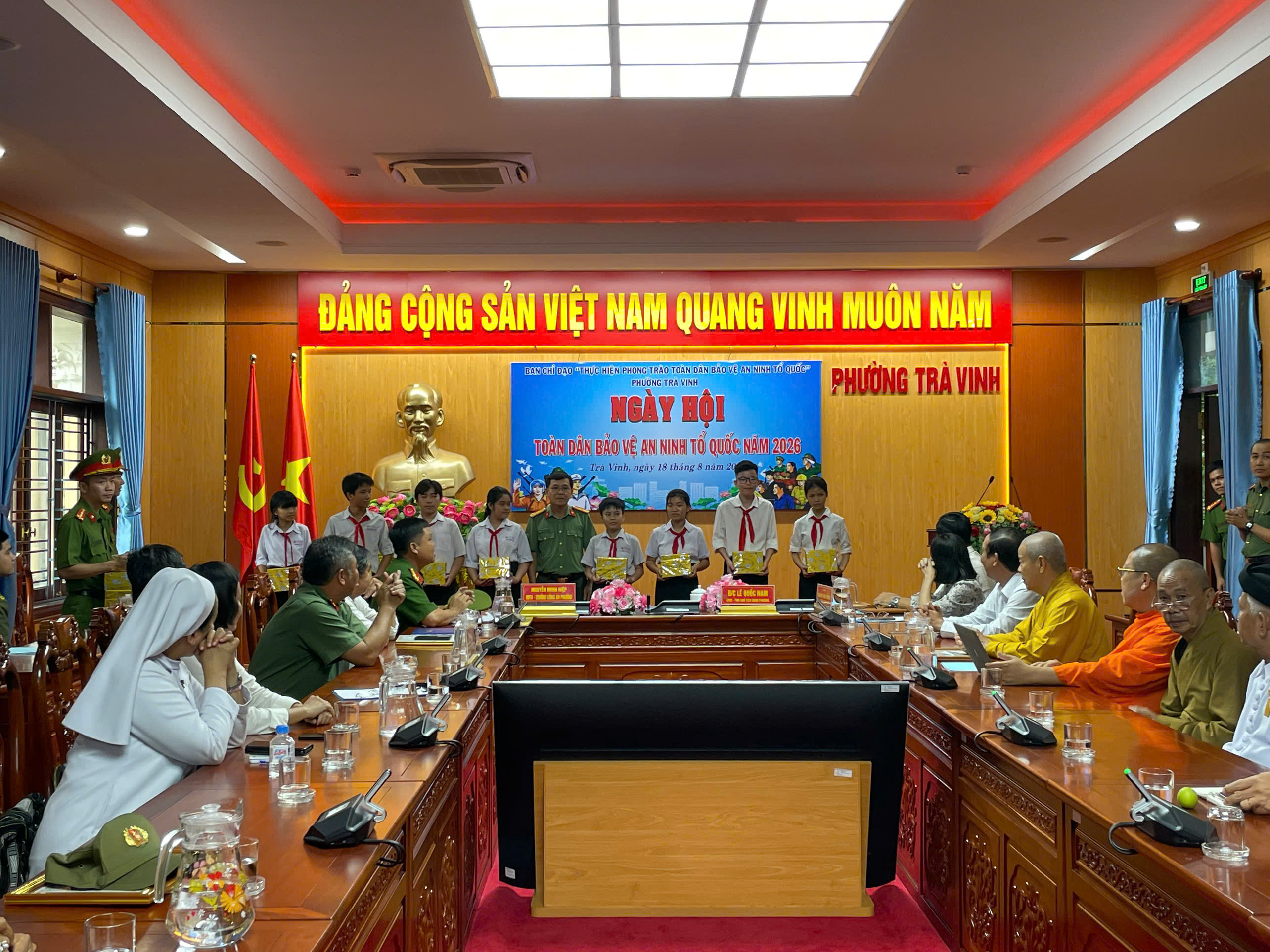 Lãnh đạo Công an phường tặng quà cho các em học sinh có hoàn cảnh khó khăn 1