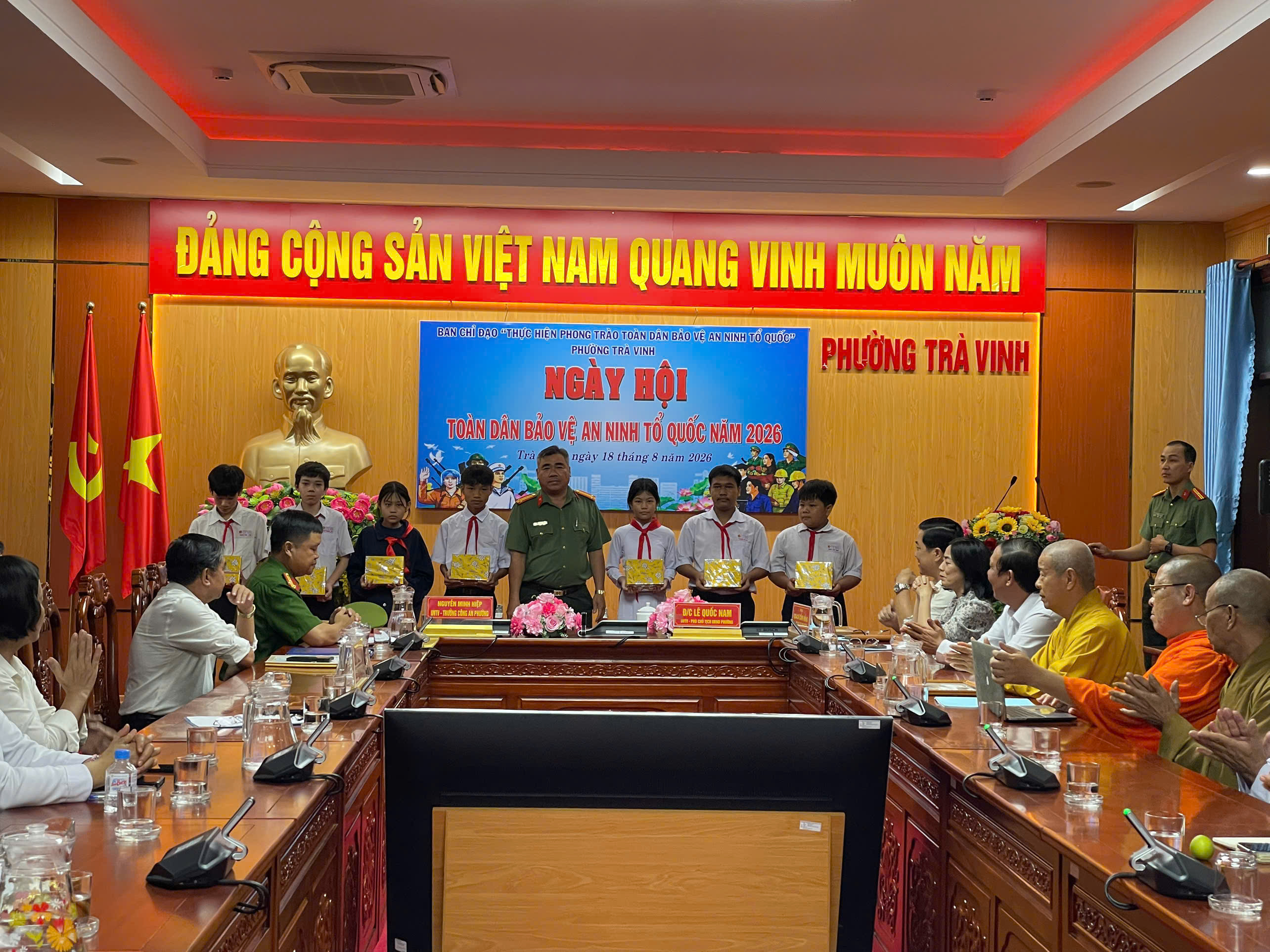 Lãnh đạo Công an phường tặng quà cho các em học sinh có hoàn cảnh khó khăn