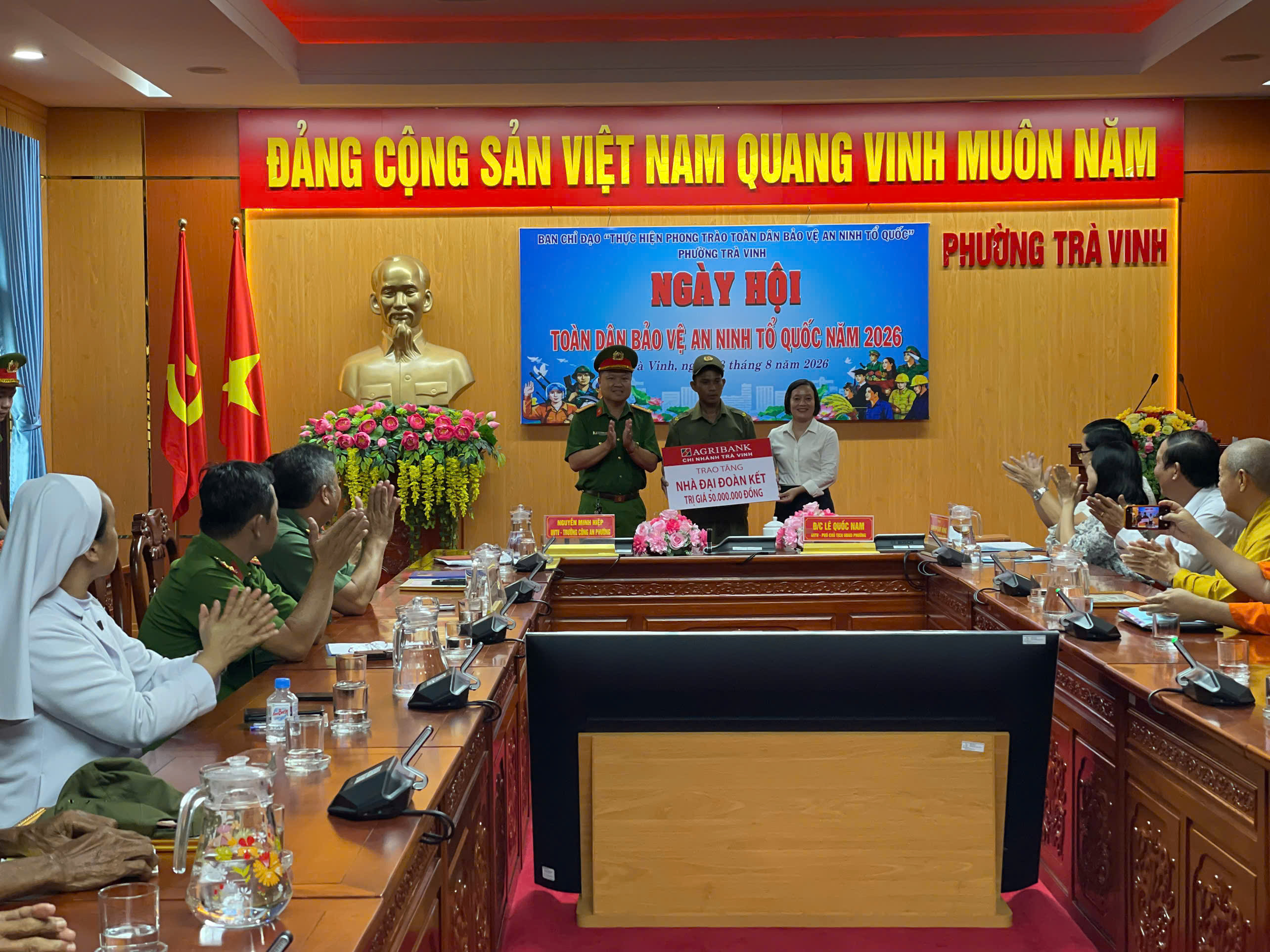 Lãnh đạo Công an phường và lãnh đạo Ngân hàng Agribank Chi nhánh Trà Vinh trao tặng nhà Đại đoàn kết
