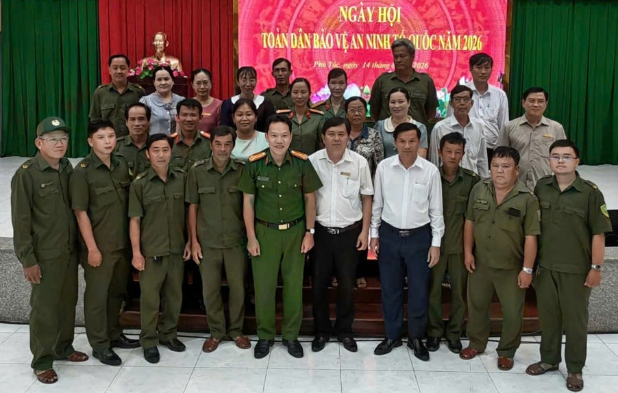 Lãnh đạo Đảng ủy, Ủy ban nhân dân, Ủy ban Mặt trận Tổ quốc, Công an xã, Lực lượng BVANTT ấp chụp ảnh lưu niệm