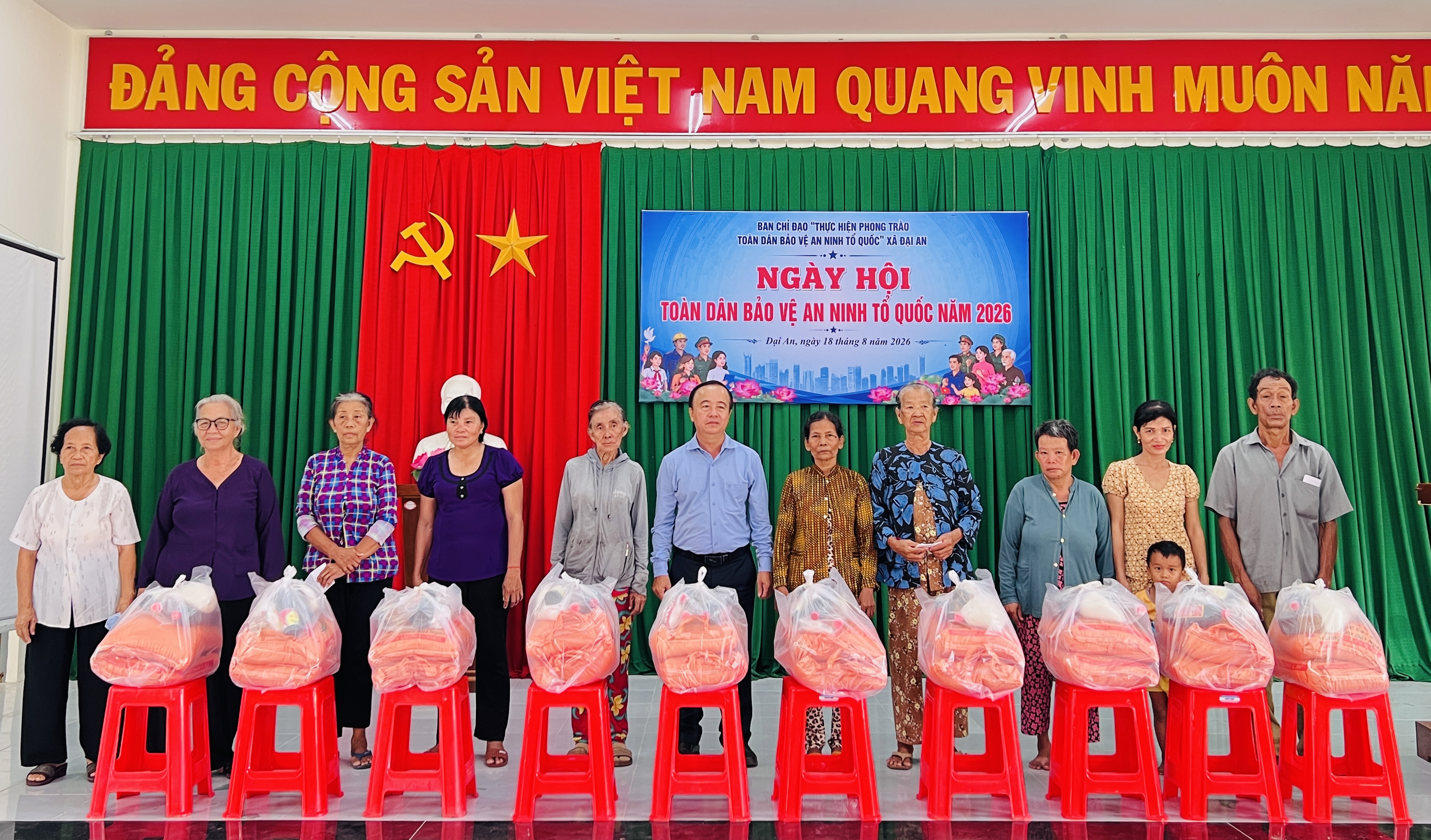 Lãnh đạo phát quà cho các gia đình chính sách, hộ nghèo và các em học sinh nghèo hiếu học 1