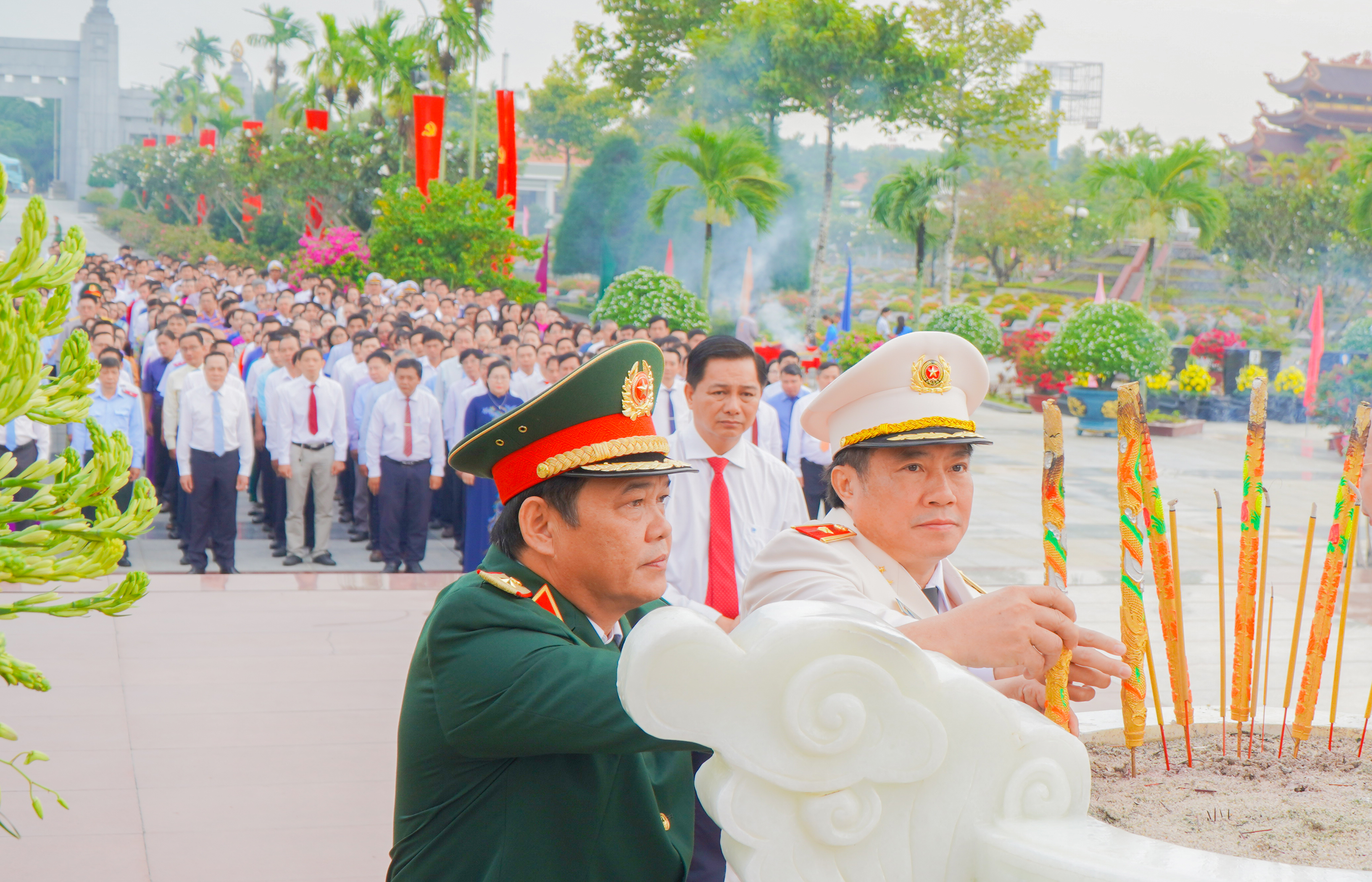 Lãnh đạo tỉnh và đại biểu viếng (1)