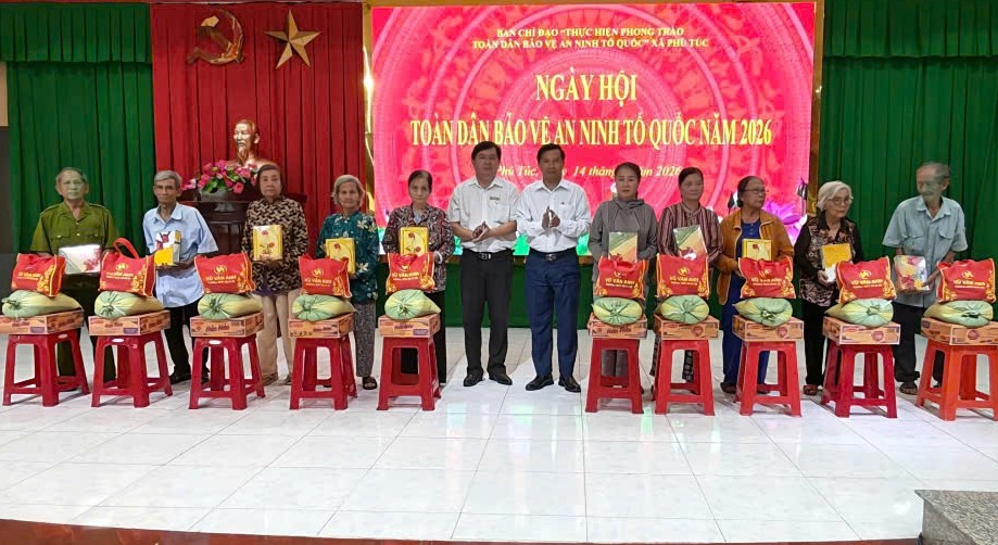 Lãnh đạo Ủy ban nhân dân, Công an xã trao tặng quà cho các hộ gia đình có hoàn cảnh khó khăn trên địa bàn xã