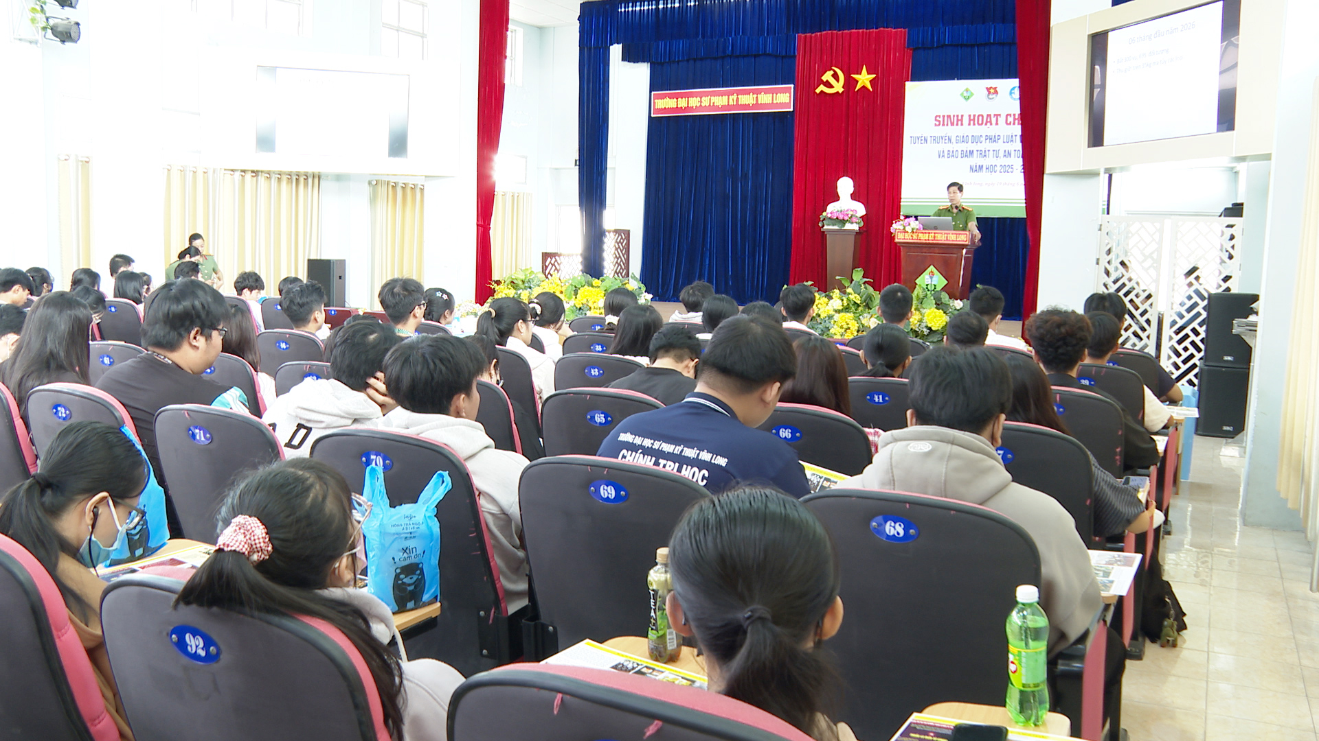 lực lượng Công an tuyên truyền cho hoc sinh sinh viên