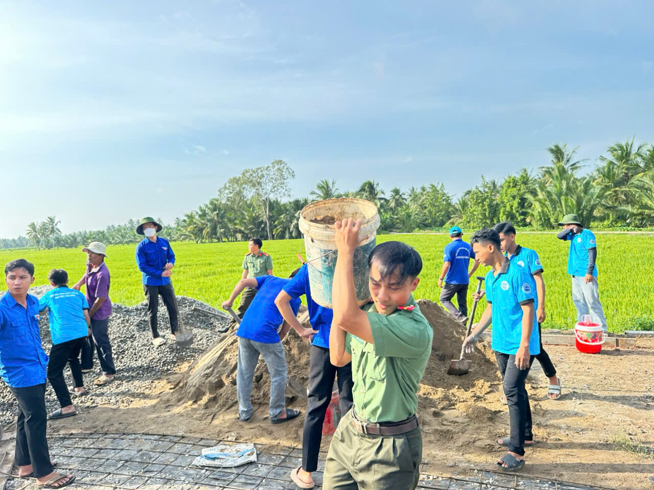 Lực lượng đoàn viên, thanh niên, LLVT tham gia đổ sàn cầu nông thôn 3