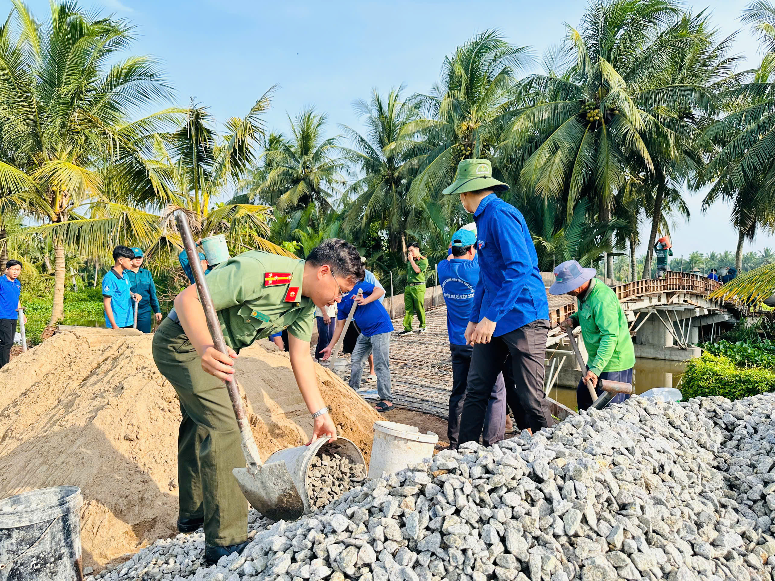 Lực lượng đoàn viên, thanh niên, LLVT tham gia đổ sàn cầu nông thôn