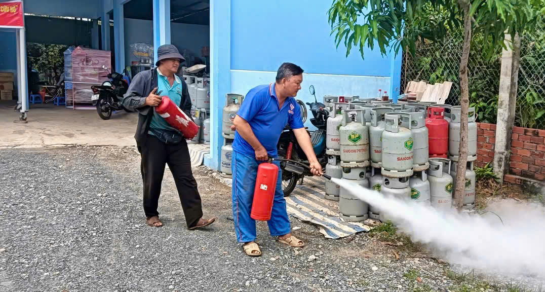 Lực lượng PCCC và CNCH cơ sở thực hành sử dụng bình chữa cháy xách tay