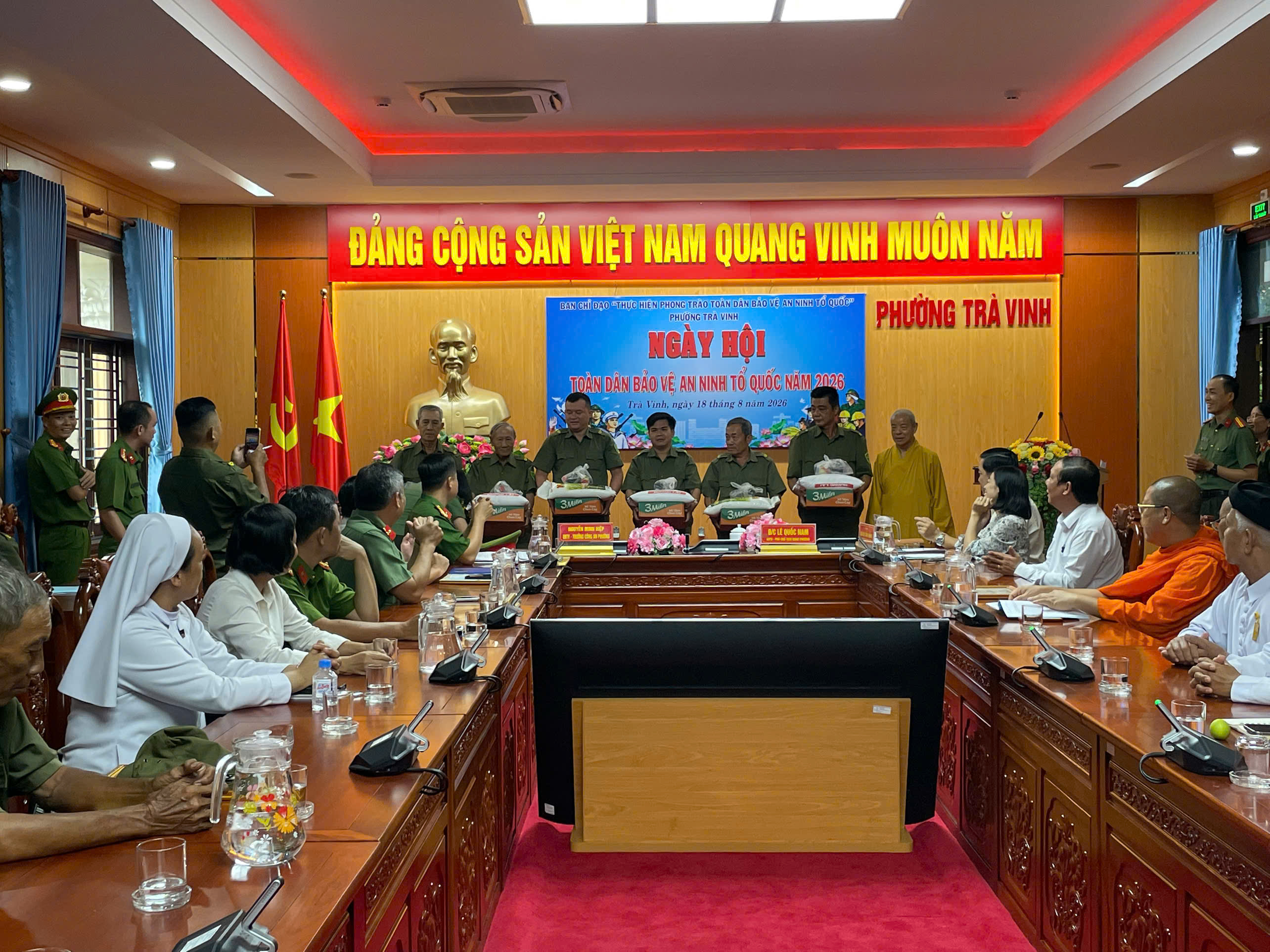 Mạnh thường quân tặng quà cho lực lượng ANTT cơ sơ