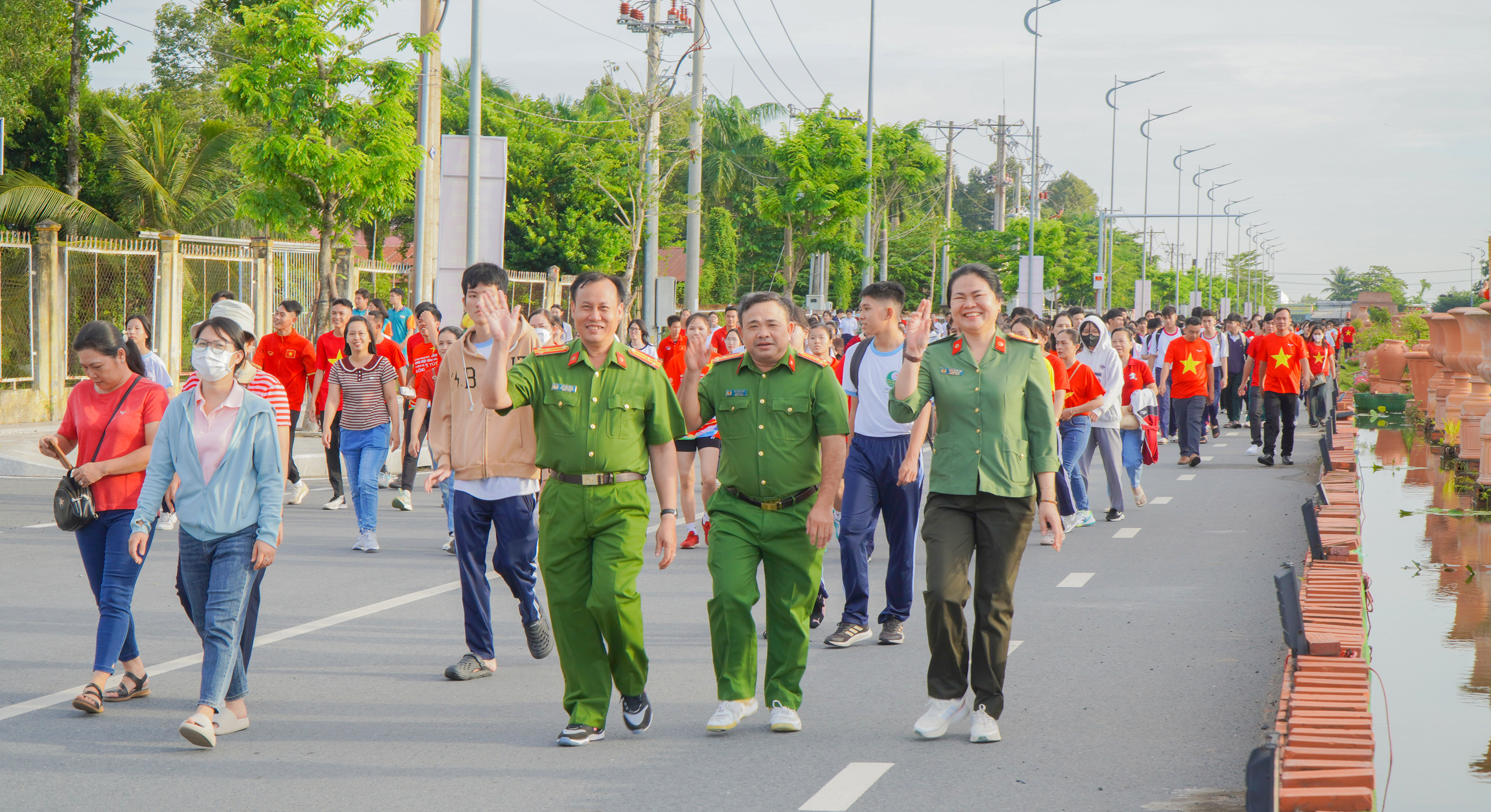 Người dân Vĩnh Long hưởng ứng sôi nổi (5)