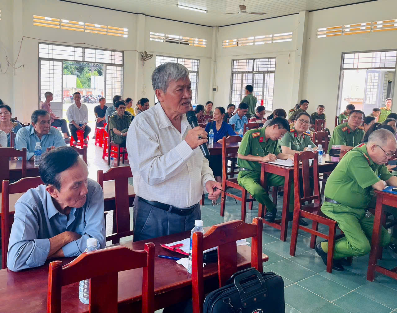 Nhân dân tham gia ý kiến tại Diễn đàn