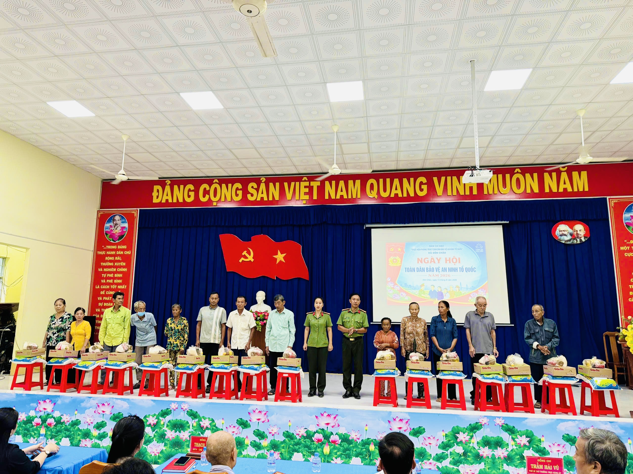 Phát quà cho các hộ gia đình có hoàn cảnh khó khăn