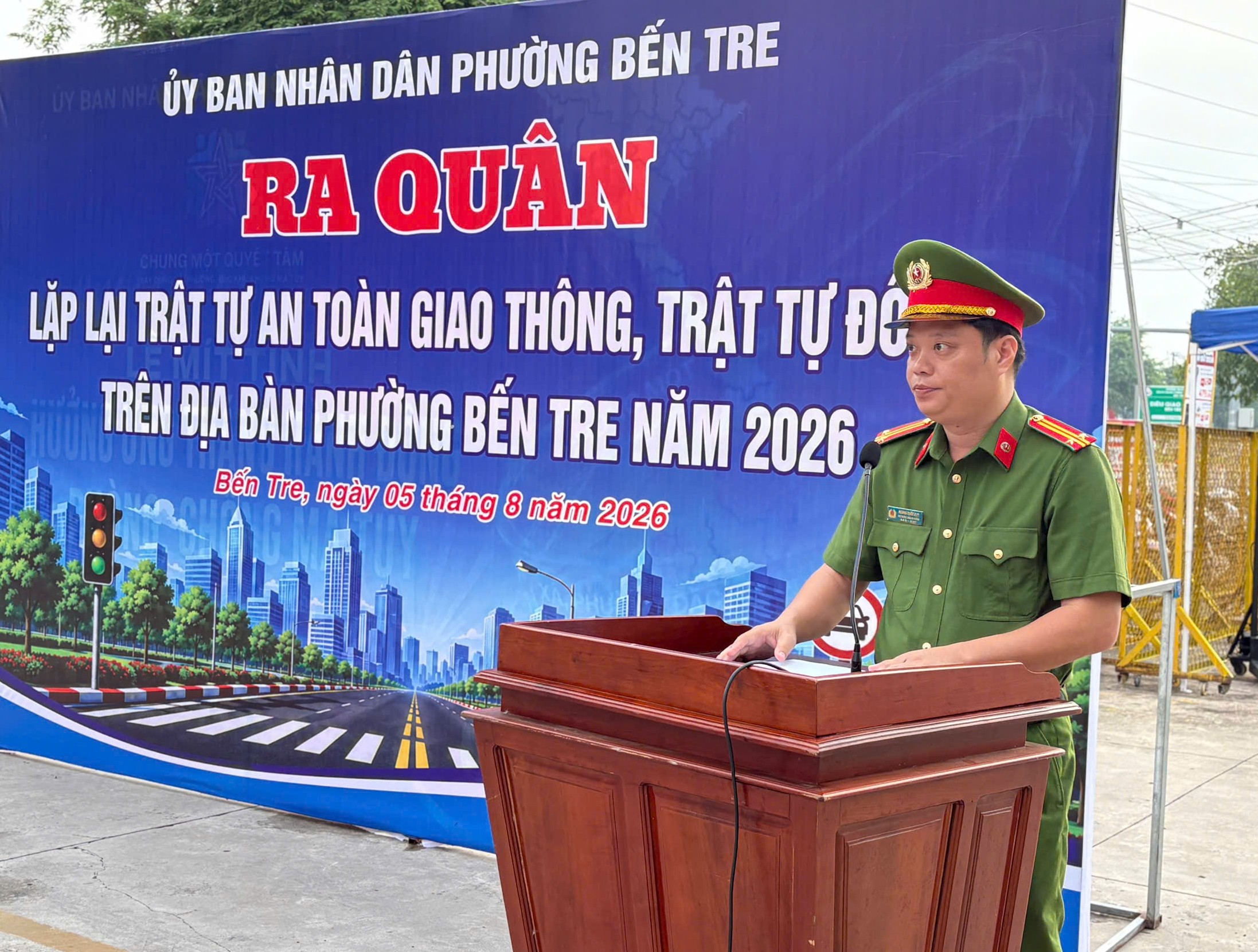 Phó Trưởng Công an phường phát biểu tại lễ ra quân