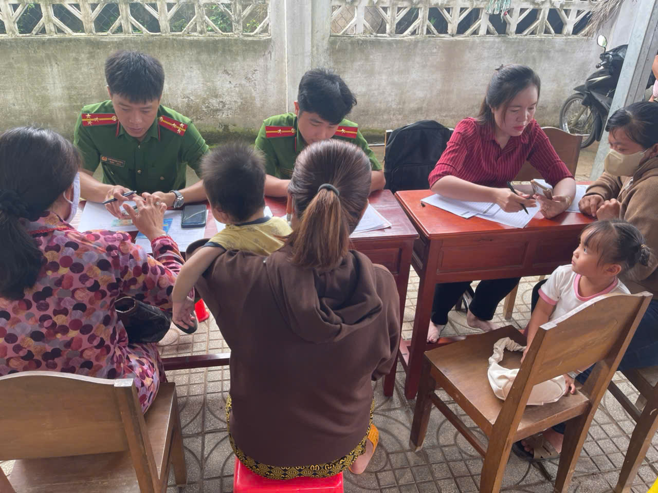 Quan cảnh hỗ trọ người dân thực hiện 1