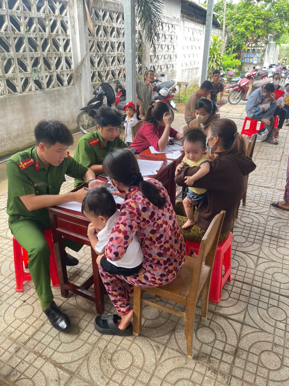 Quan cảnh hỗ trọ người dân thực hiện 2