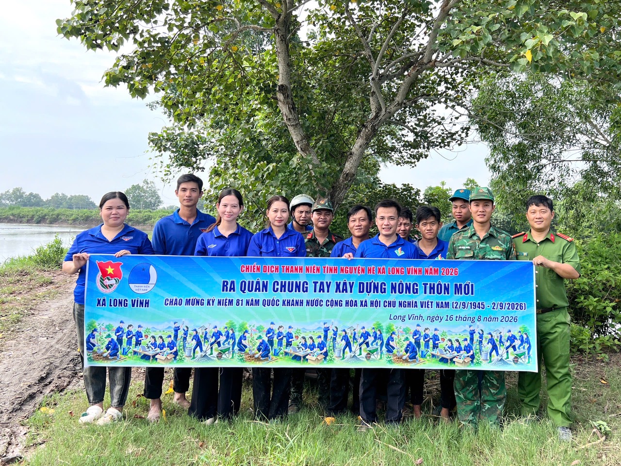 Quan cảnh ra quân thực hiện chiến dịch chung tay xây dựng nông thôn mới