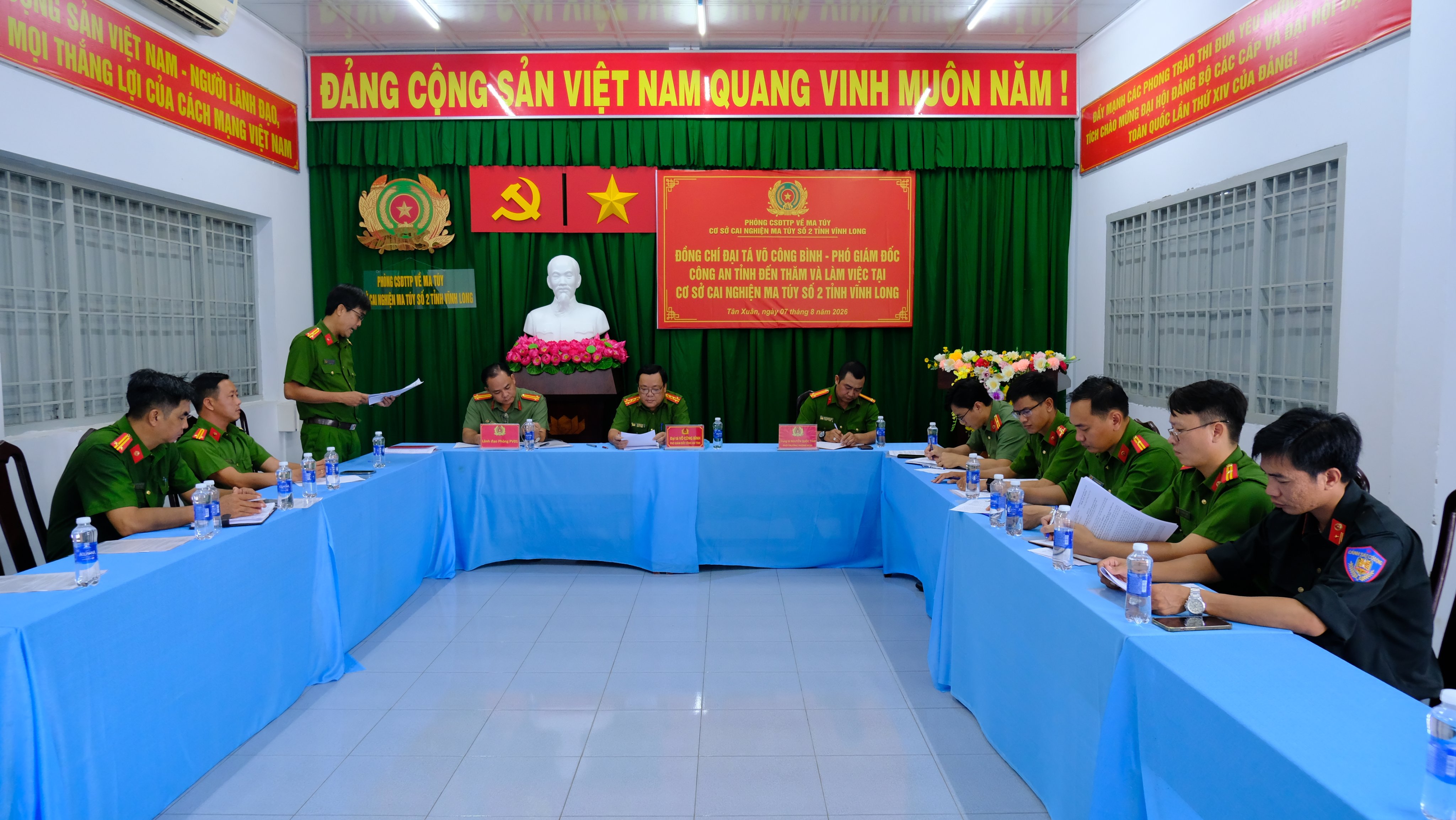Quang cảnh buổi làm việc