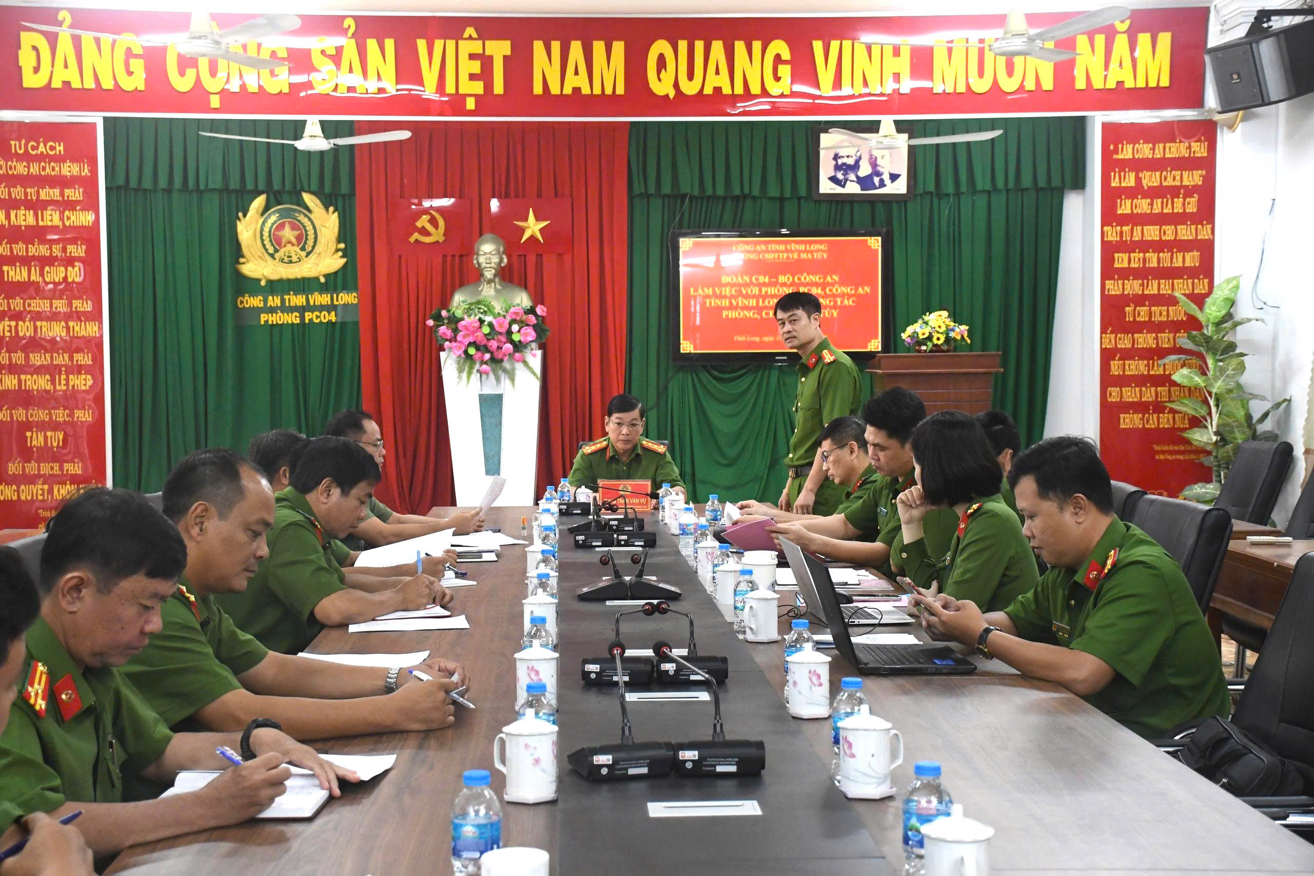 quang cảnh buổi làm việc