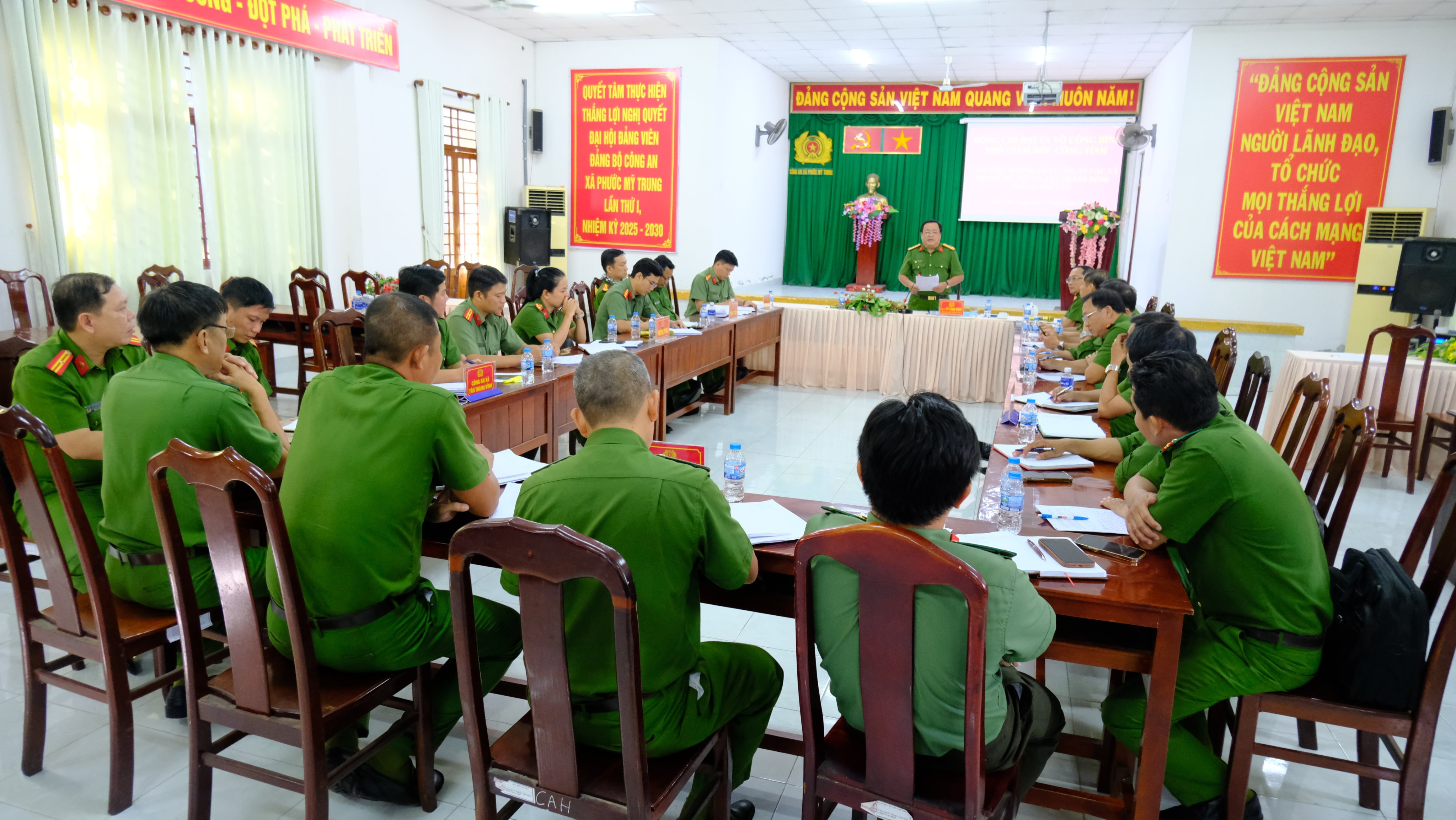 Quang cảnh buổi làm việc