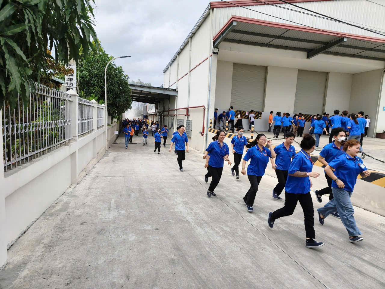 Sơ tán công nhân bên trong công ty ra khu vực an toàn