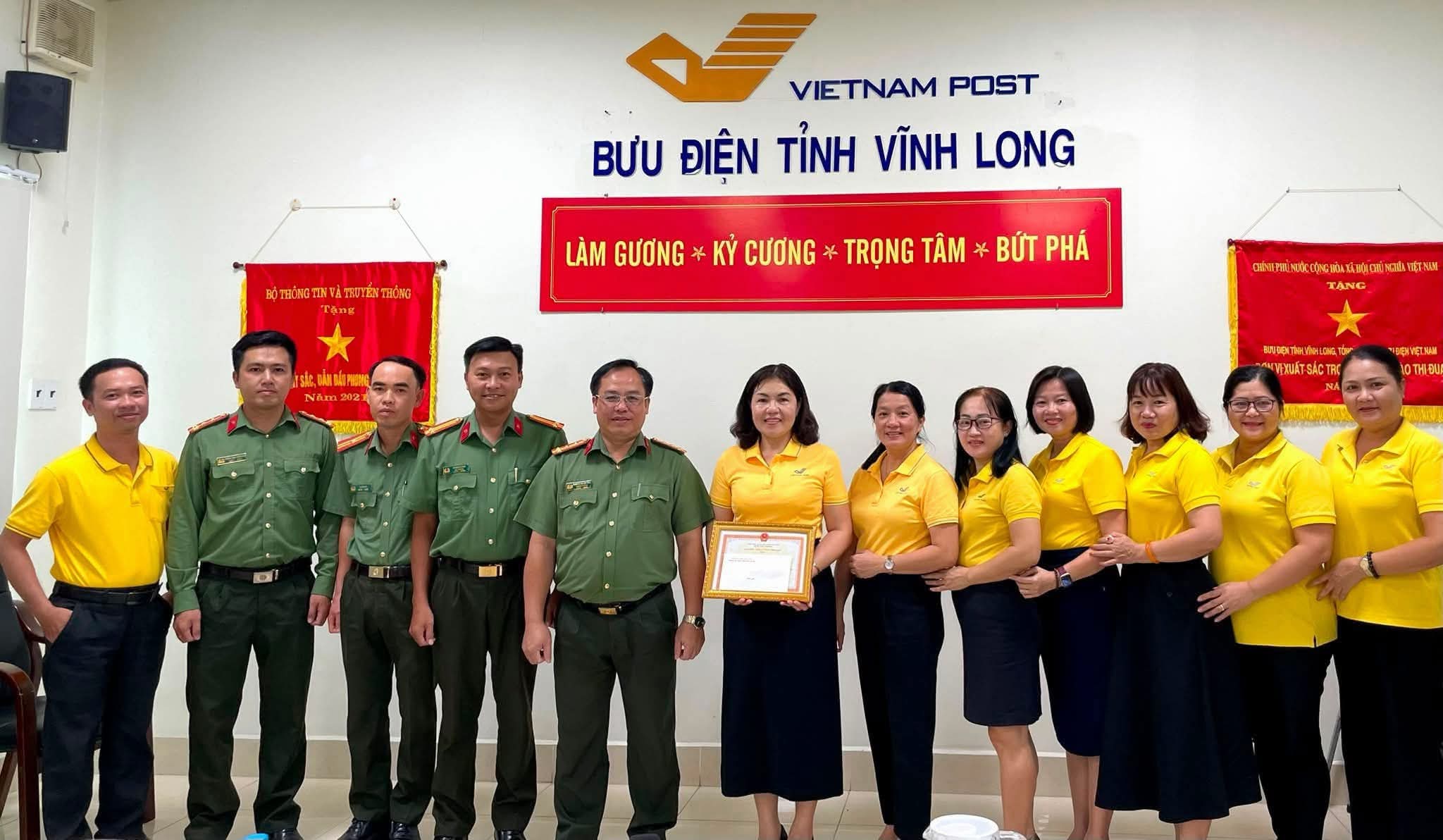 Tặng giáy khen bưu điện tỉnh