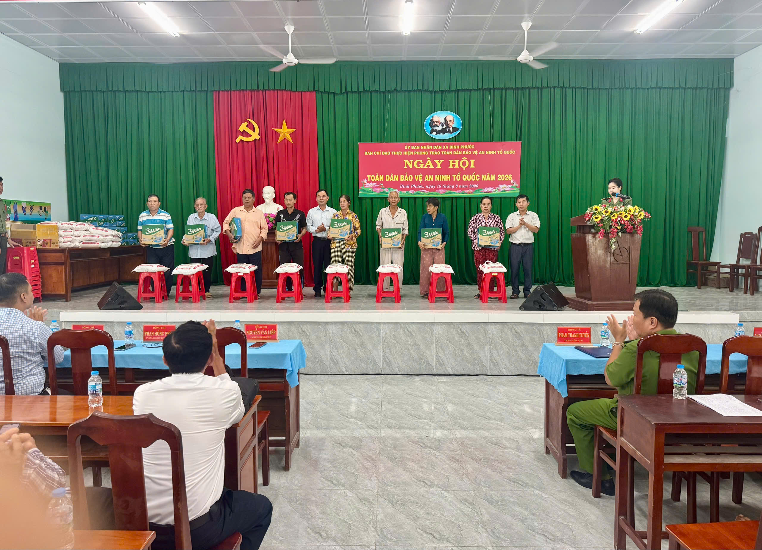 Tặng quà cho các hộ dân có hoàn cảnh khó khăn