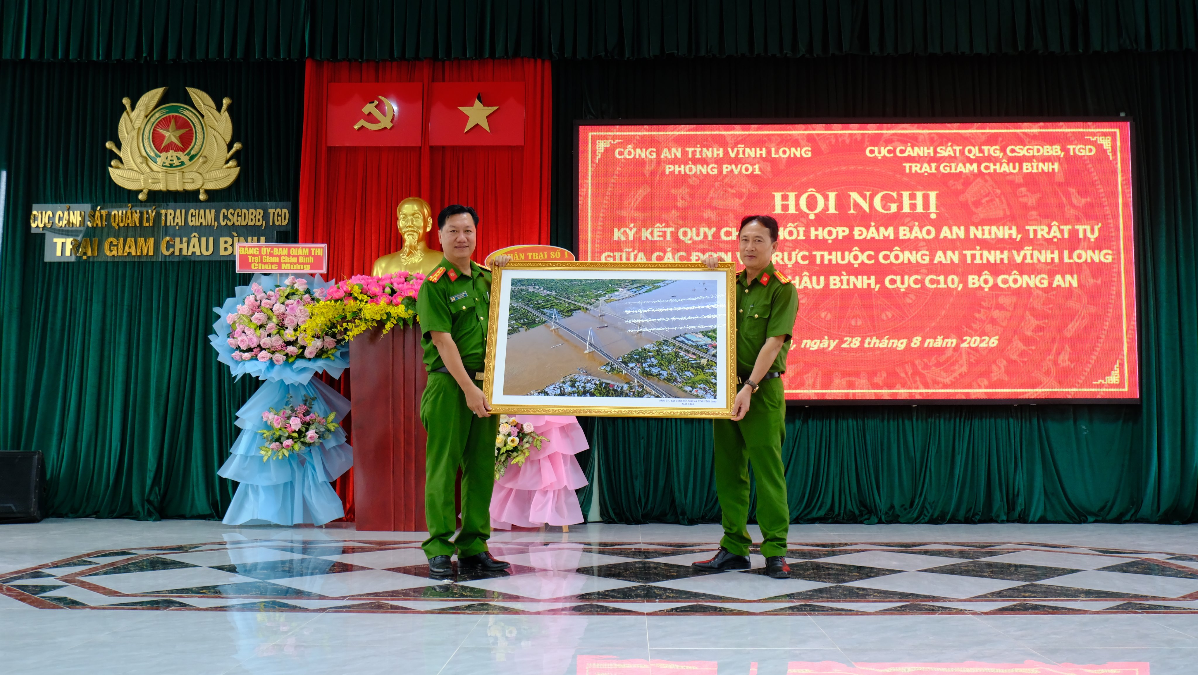 Tặng quà Trại giam CB