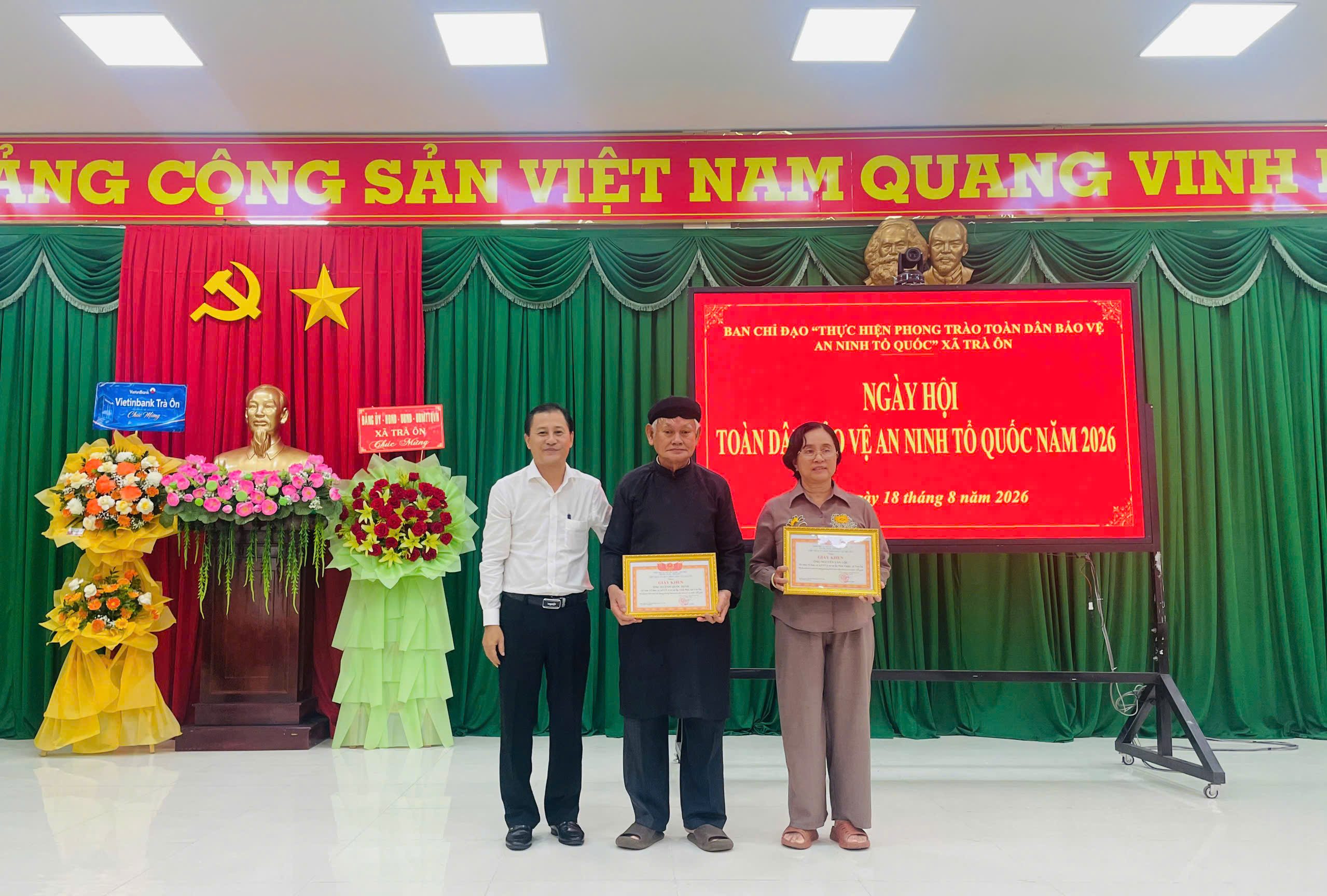 Tập thể được khen thưởng