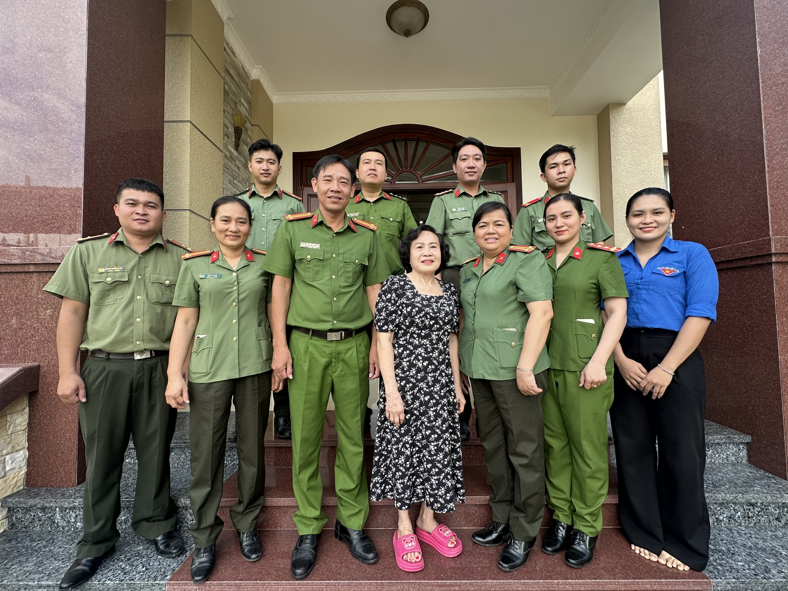 thăm hỏi, tặng quà các đồng chí lãnh đạo, gia đình nguyên lãnh đạo Công an tỉnh (2)