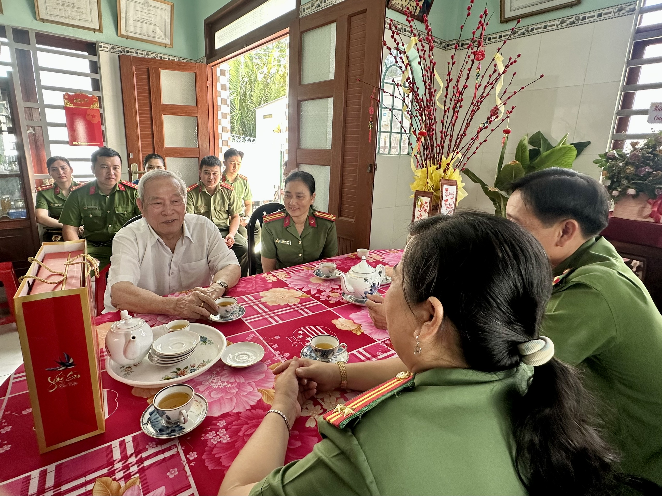 thăm hỏi, tặng quà các đồng chí lãnh đạo, gia đình nguyên lãnh đạo Công an tỉnh