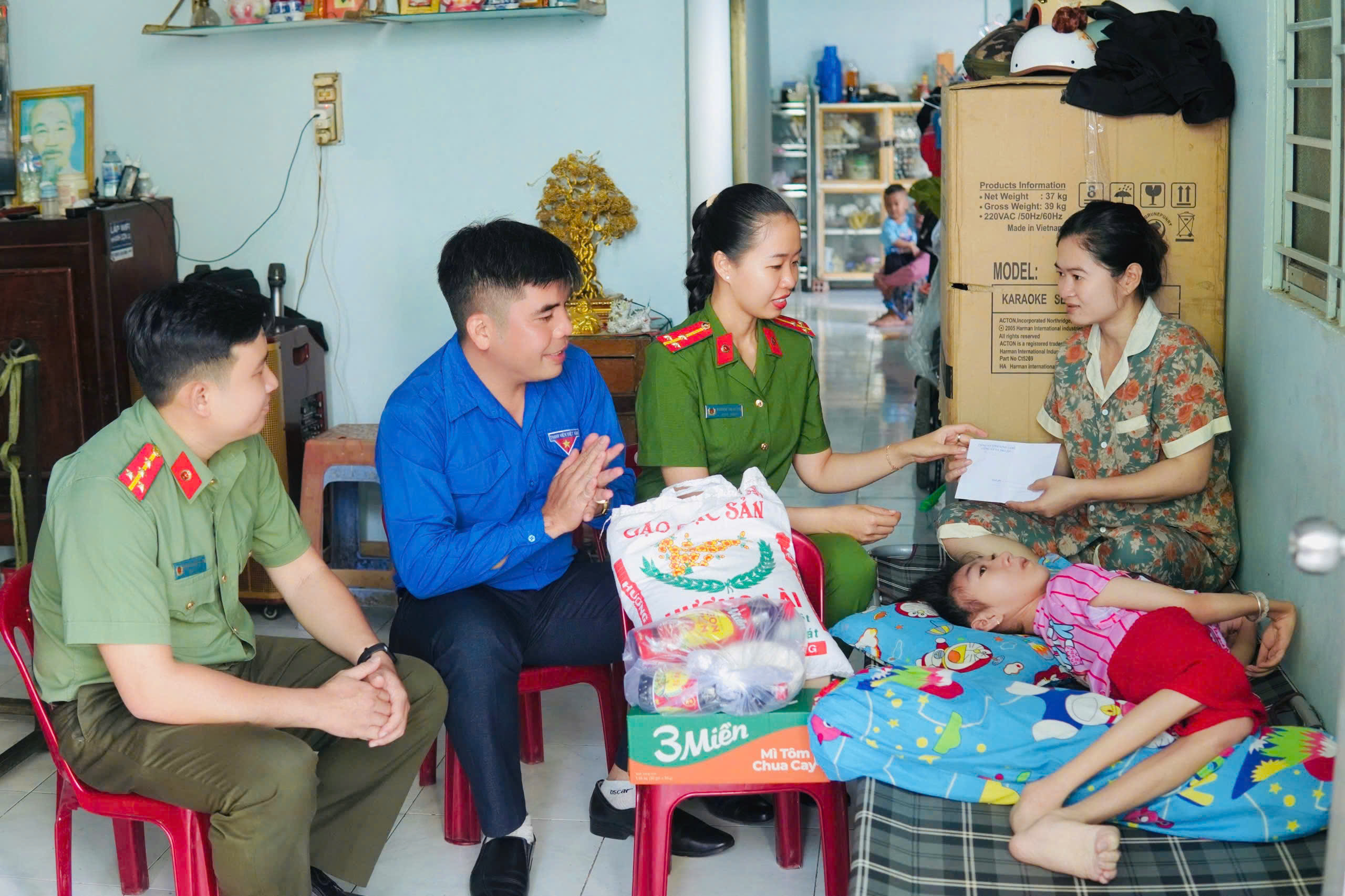 Thăm hỏi tặng quà cho trẻ em bị khuyết tật